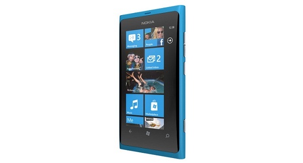 Nokia esitteli ensimmäisen Windows Phone -puhelimensa: Lumia 800